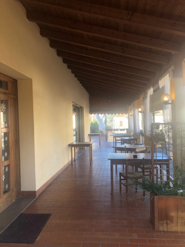 Nel suggestivo comune di Vò, nella zona di Boccon, proponiamo in affitto un ampio locale commerci...