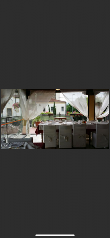 Nel suggestivo comune di Vò, nella zona di Boccon, proponiamo in affitto un ampio locale commerci...