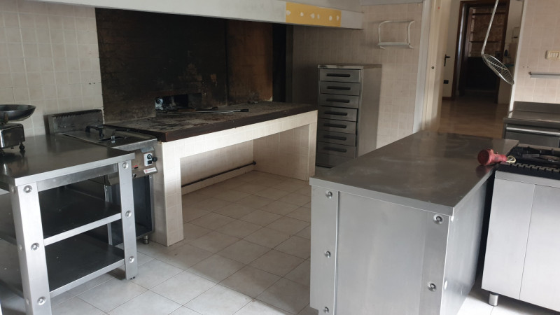 Nel suggestivo comune di Vò, nella zona di Boccon, proponiamo in affitto un ampio locale commerci...