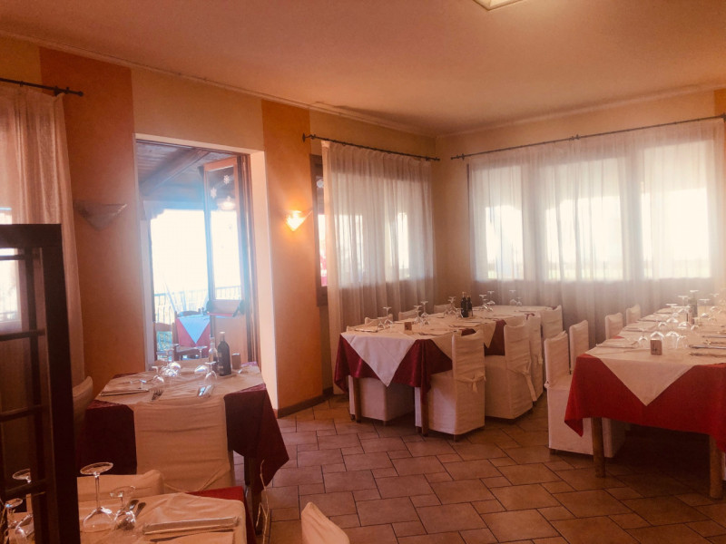 Nel suggestivo comune di Vò, nella zona di Boccon, proponiamo in affitto un ampio locale commerci...