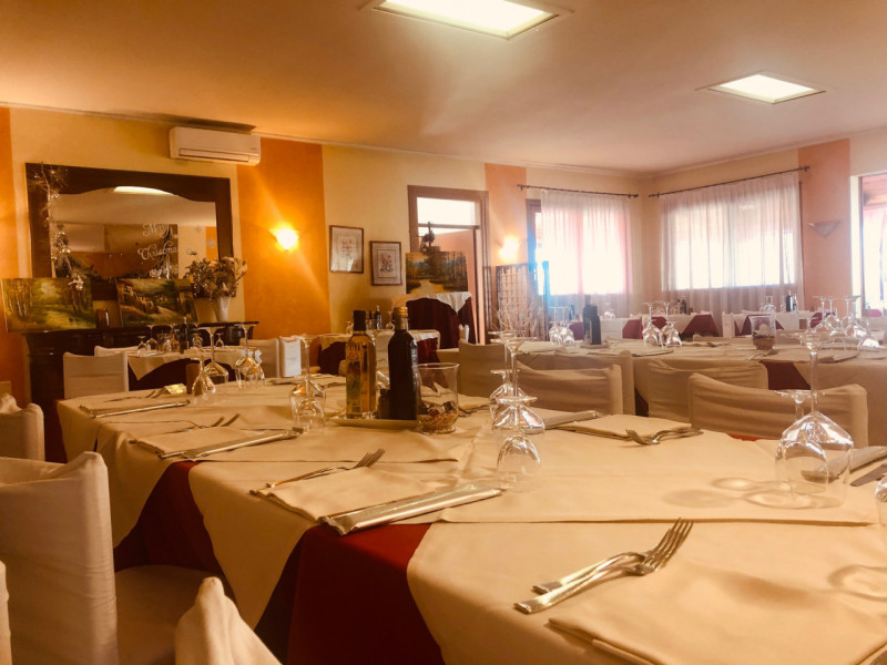 Nel suggestivo comune di Vò, nella zona di Boccon, proponiamo in affitto un ampio locale commerci...