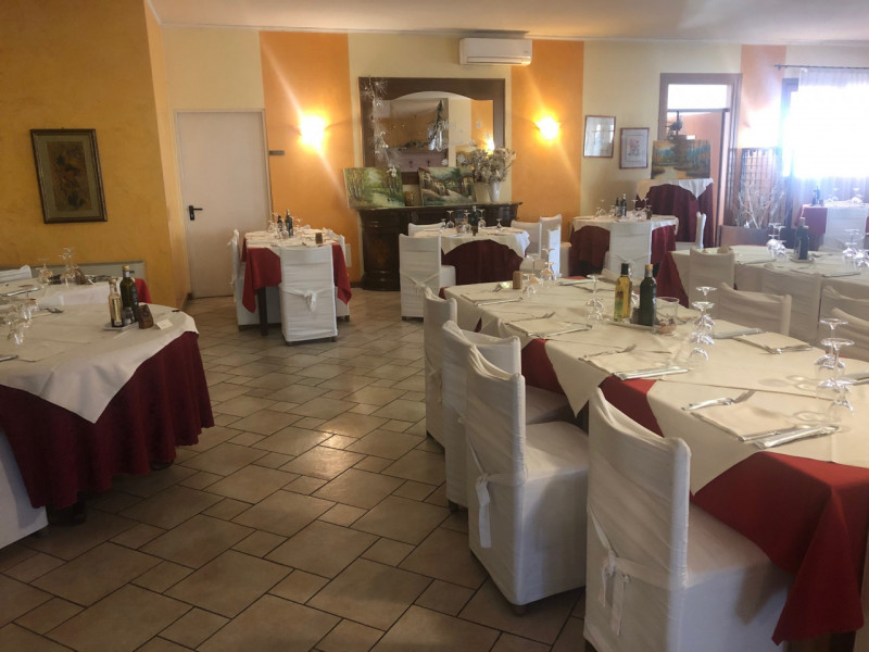 Nel suggestivo comune di Vò, nella zona di Boccon, proponiamo in affitto un ampio locale commerci...