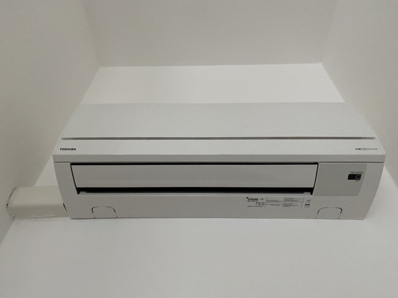 Stra: In posizione centrale, negozio di 30 mq vetrinato con wc, fronte con portico. Spese condomi...