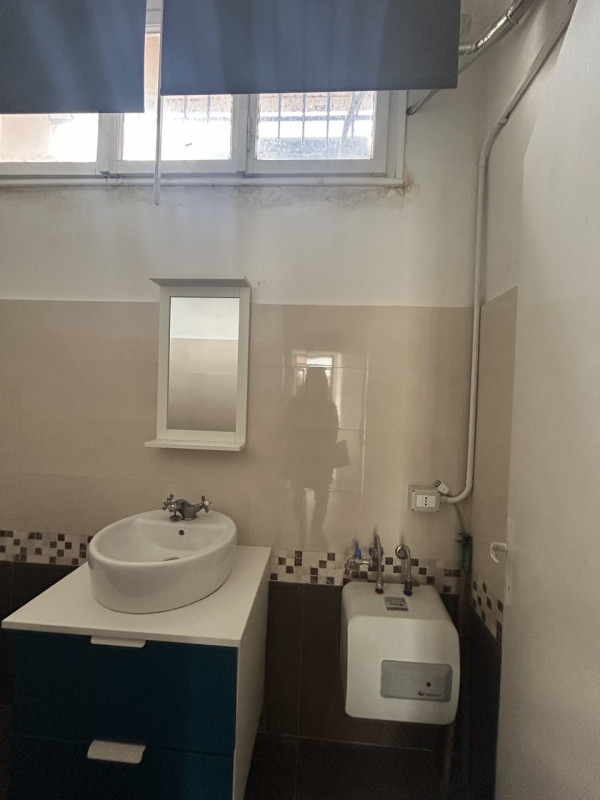 Padova zona Voltabarozzo su strada di forte passaggio, negozio vetrinato di circa 30 mq con bagno...