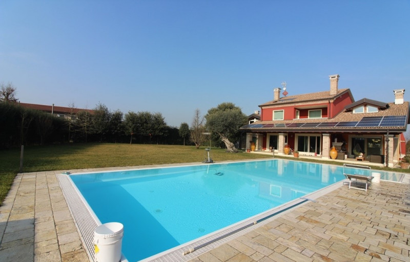 In località Trambacche, tranquilla e verdeggiante frazione del Comune di Veggiano, immersa nel cu...