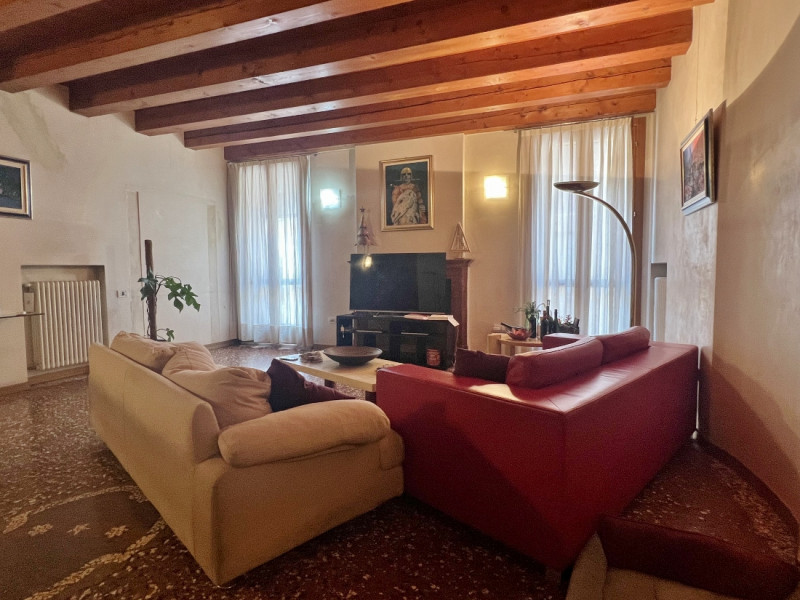 AMPIO E RAFFINATO BICAMERE ARREDATO E CON GARAGE IN AFFITTO IN CENTRO STORICO - Rif. 7274
CONTRAT...