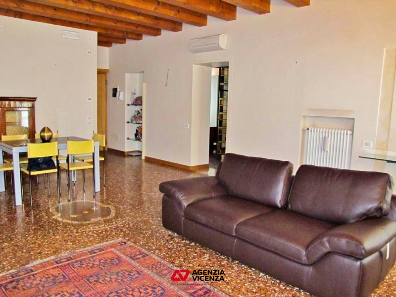 AMPIO E RAFFINATO BICAMERE ARREDATO E CON GARAGE IN AFFITTO IN CENTRO STORICO - Rif. 7274
CONTRAT...