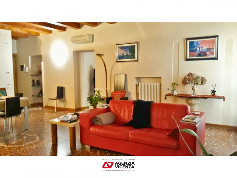 AMPIO E RAFFINATO BICAMERE ARREDATO E CON GARAGE IN AFFITTO IN CENTRO STORICO - Rif. 7274
CONTRAT...