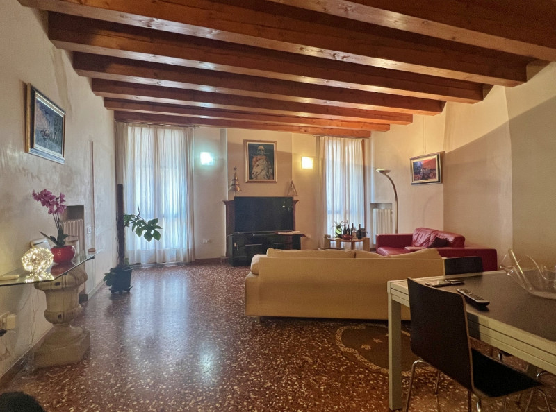 AMPIO E RAFFINATO BICAMERE ARREDATO E CON GARAGE IN AFFITTO IN CENTRO STORICO - Rif. 7274
CONTRAT...