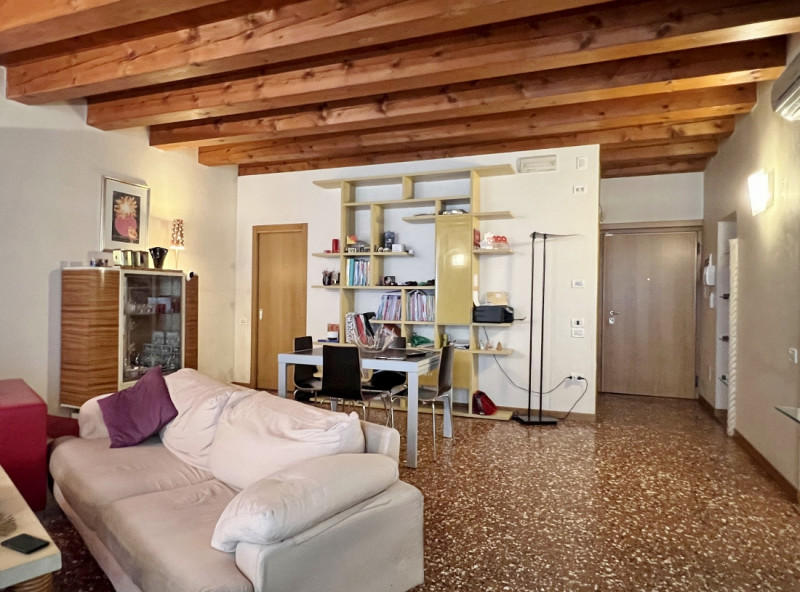 AMPIO E RAFFINATO BICAMERE ARREDATO E CON GARAGE IN AFFITTO IN CENTRO STORICO - Rif. 7274
CONTRAT...