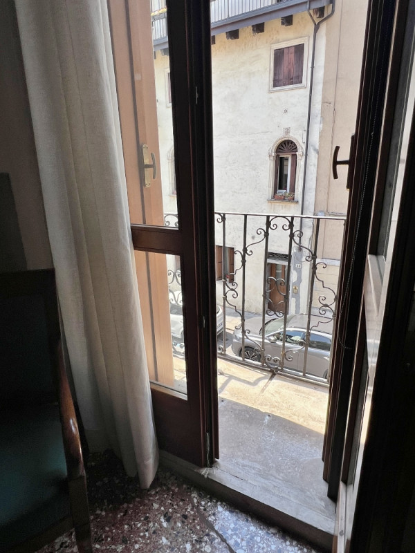 AMPIO E RAFFINATO BICAMERE ARREDATO E CON GARAGE IN AFFITTO IN CENTRO STORICO - Rif. 7274
CONTRAT...