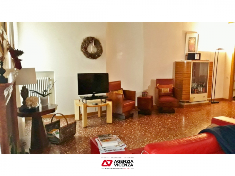AMPIO E RAFFINATO BICAMERE ARREDATO E CON GARAGE IN AFFITTO IN CENTRO STORICO - Rif. 7274
CONTRAT...