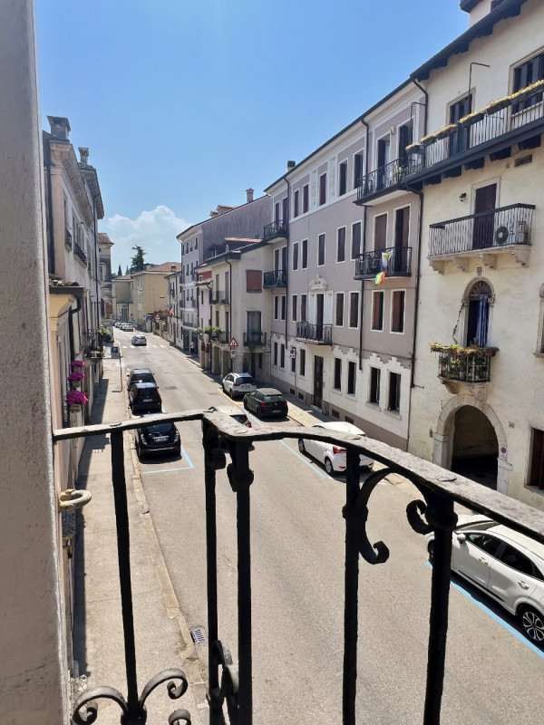 AMPIO E RAFFINATO BICAMERE ARREDATO E CON GARAGE IN AFFITTO IN CENTRO STORICO - Rif. 7274
CONTRAT...