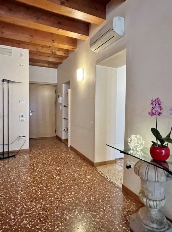 AMPIO E RAFFINATO BICAMERE ARREDATO E CON GARAGE IN AFFITTO IN CENTRO STORICO - Rif. 7274
CONTRAT...