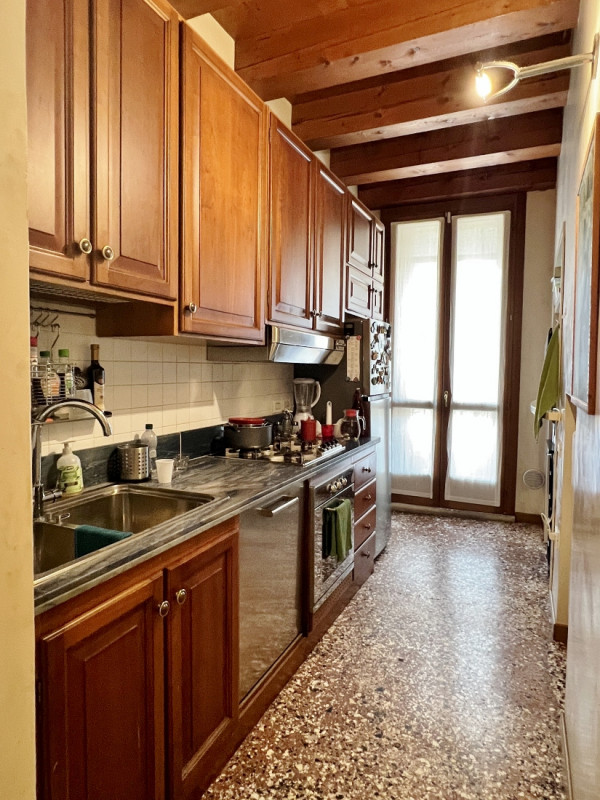 AMPIO E RAFFINATO BICAMERE ARREDATO E CON GARAGE IN AFFITTO IN CENTRO STORICO - Rif. 7274
CONTRAT...
