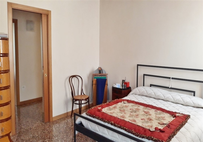 AMPIO E RAFFINATO BICAMERE ARREDATO E CON GARAGE IN AFFITTO  IN CENTRO STORICO - Rif. 7274
CONTRA...