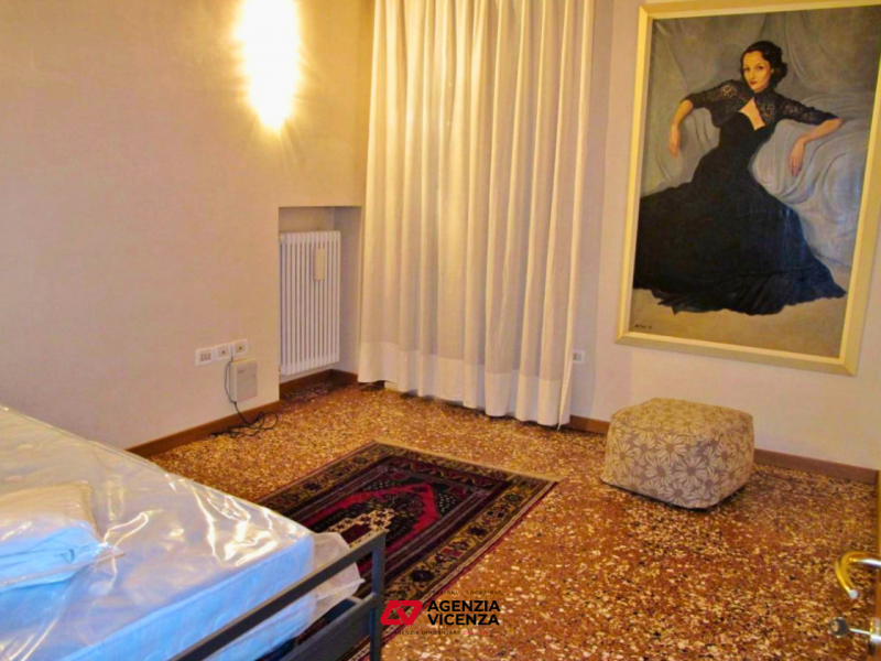AMPIO E RAFFINATO BICAMERE ARREDATO E CON GARAGE IN AFFITTO IN CENTRO STORICO - Rif. 7274
CONTRAT...