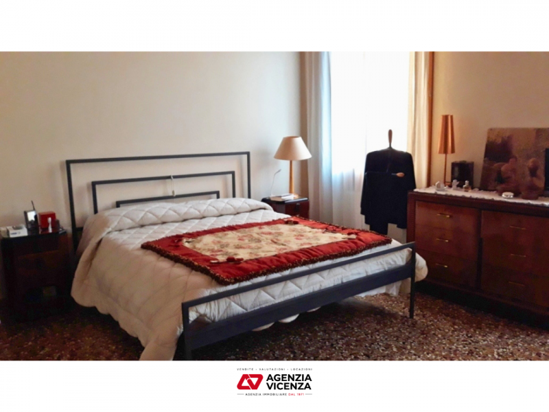 AMPIO E RAFFINATO BICAMERE ARREDATO E CON GARAGE IN AFFITTO IN CENTRO STORICO - Rif. 7274
CONTRAT...