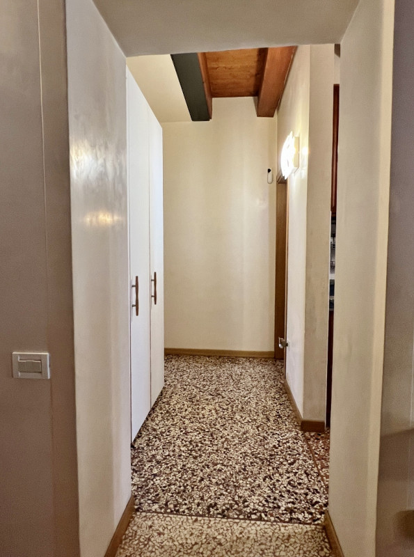 AMPIO E RAFFINATO BICAMERE ARREDATO E CON GARAGE IN AFFITTO IN CENTRO STORICO - Rif. 7274
CONTRAT...