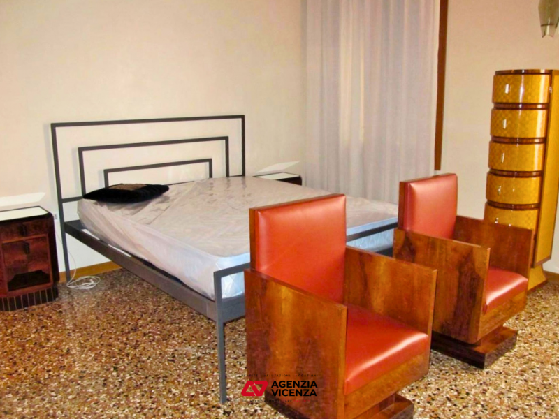 AMPIO E RAFFINATO BICAMERE ARREDATO E CON GARAGE IN AFFITTO IN CENTRO STORICO - Rif. 7274
CONTRAT...