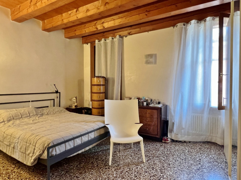 AMPIO E RAFFINATO BICAMERE ARREDATO E CON GARAGE IN AFFITTO IN CENTRO STORICO - Rif. 7274
CONTRAT...