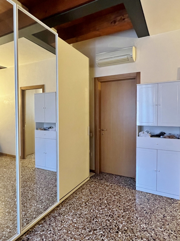 AMPIO E RAFFINATO BICAMERE ARREDATO E CON GARAGE IN AFFITTO IN CENTRO STORICO - Rif. 7274
CONTRAT...