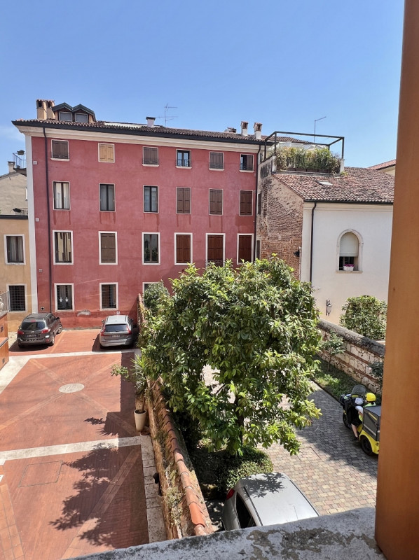AMPIO E RAFFINATO BICAMERE ARREDATO E CON GARAGE IN AFFITTO IN CENTRO STORICO - Rif. 7274
CONTRAT...