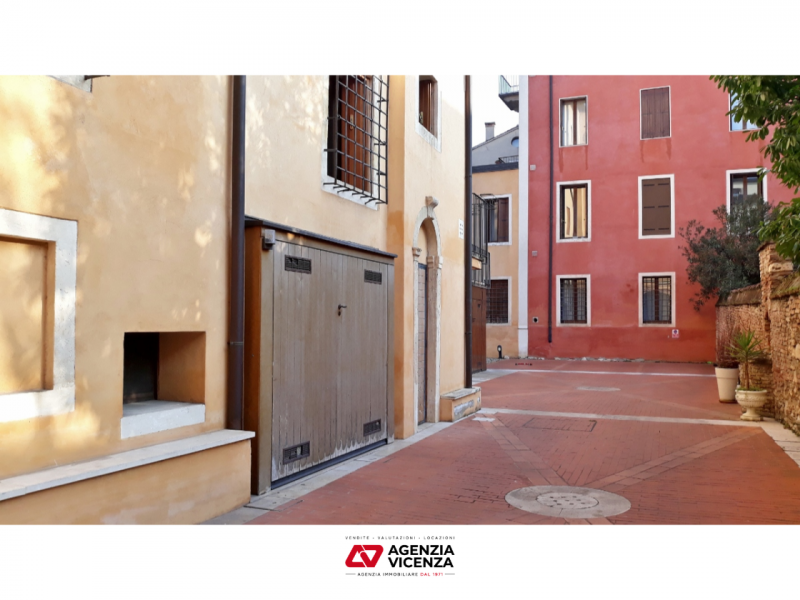 AMPIO E RAFFINATO BICAMERE ARREDATO E CON GARAGE IN AFFITTO IN CENTRO STORICO - Rif. 7274
CONTRAT...