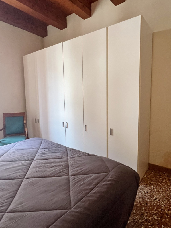 AMPIO E RAFFINATO BICAMERE ARREDATO E CON GARAGE IN AFFITTO IN CENTRO STORICO - Rif. 7274
CONTRAT...