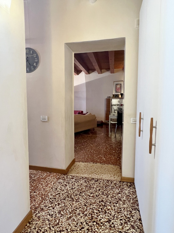 AMPIO E RAFFINATO BICAMERE ARREDATO E CON GARAGE IN AFFITTO IN CENTRO STORICO - Rif. 7274
CONTRAT...