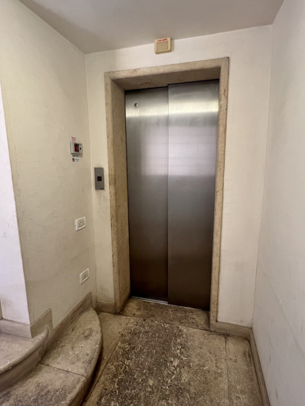 AMPIO E RAFFINATO BICAMERE ARREDATO E CON GARAGE IN AFFITTO IN CENTRO STORICO - Rif. 7274
CONTRAT...