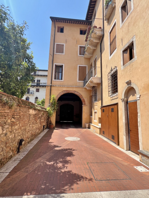 AMPIO E RAFFINATO BICAMERE ARREDATO E CON GARAGE IN AFFITTO IN CENTRO STORICO - Rif. 7274
CONTRAT...