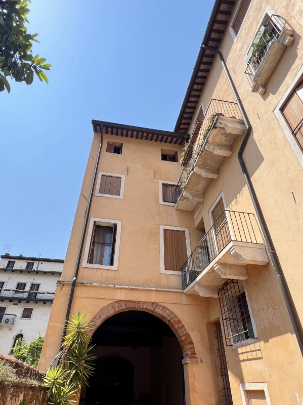 AMPIO E RAFFINATO BICAMERE ARREDATO E CON GARAGE IN AFFITTO IN CENTRO STORICO - Rif. 7274
CONTRAT...