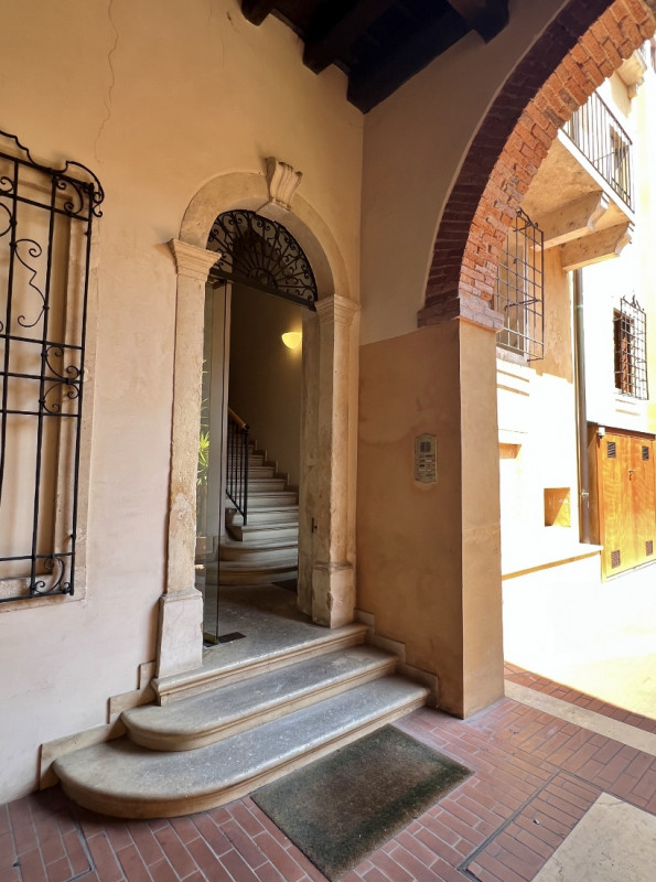 AMPIO E RAFFINATO BICAMERE ARREDATO E CON GARAGE IN AFFITTO IN CENTRO STORICO - Rif. 7274
CONTRAT...