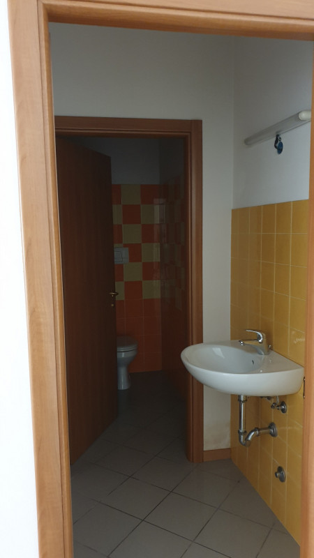 In centro storico, si propone negozio commerciale già libero pulito e tinteggiato con ingresso al...