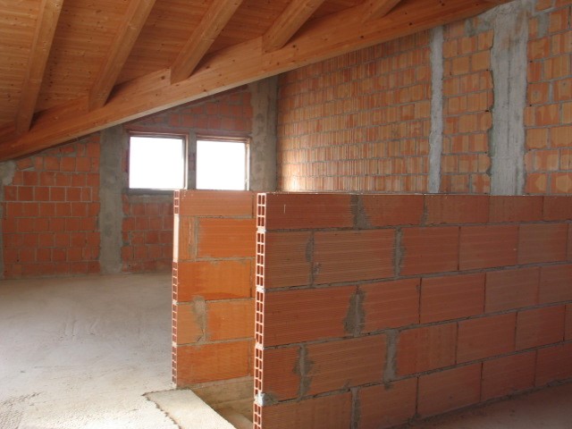 Splendida opportunità di acquistare una porzione di bifamiliare al grezzo avanzato situata nella ...