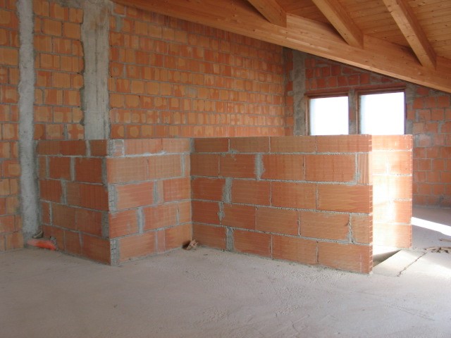 Splendida opportunità di acquistare una porzione di bifamiliare al grezzo avanzato situata nella ...