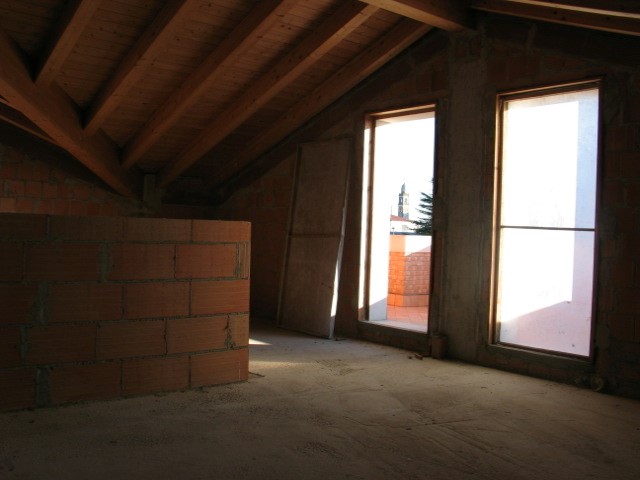 Splendida opportunità di acquistare una porzione di bifamiliare al grezzo avanzato situata nella ...