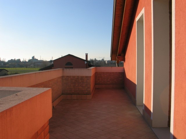 Splendida opportunità di acquistare una porzione di bifamiliare al grezzo avanzato situata nella ...