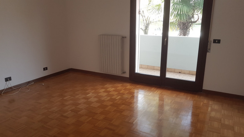 CENTRALE in zona comoda a tutti i servizi, proponiamo in affitto appartamento su palazzina di sol...