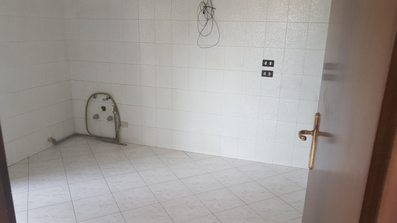 CENTRALE in zona comoda a tutti i servizi, proponiamo in affitto appartamento su palazzina di sol...