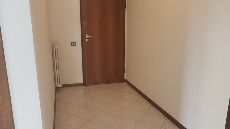 CENTRALE in zona comoda a tutti i servizi, proponiamo in affitto appartamento su palazzina di sol...