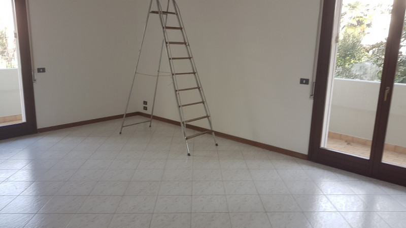 CENTRALE in zona comoda a tutti i servizi, proponiamo in affitto appartamento su palazzina di sol...