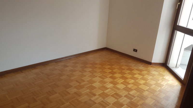 CENTRALE in zona comoda a tutti i servizi, proponiamo in affitto appartamento su palazzina di sol...