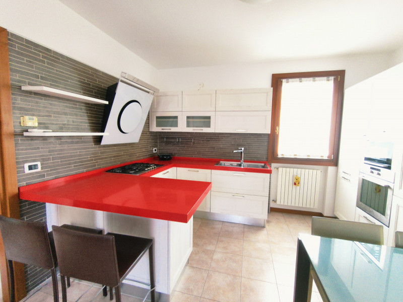 Vicinanza quartiere Pescarini, proponiamo all'interno di un residence ubicato in zona comoda ai s...