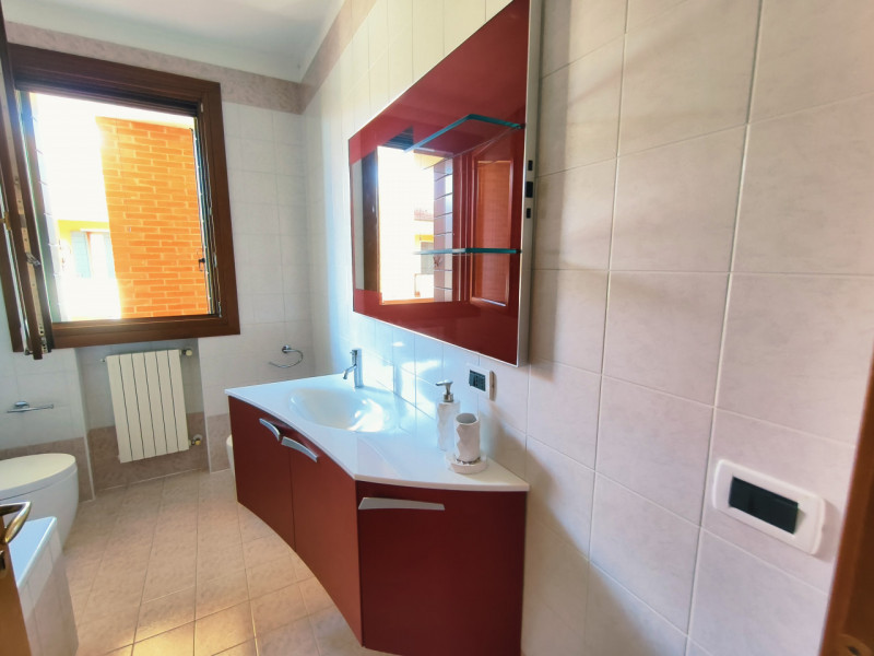 Vicinanza quartiere Pescarini, proponiamo all'interno di un residence ubicato in zona comoda ai s...