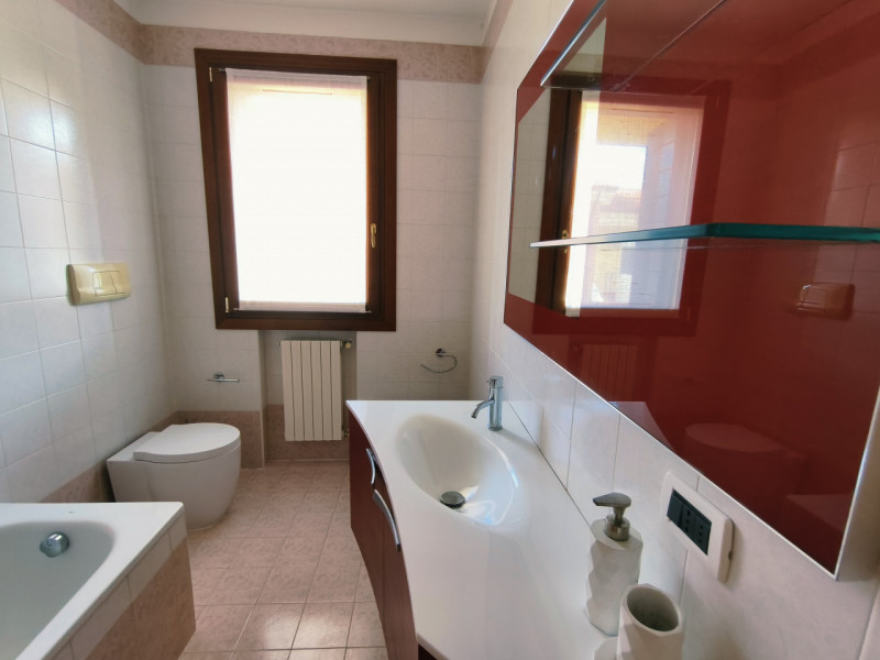 Vicinanza quartiere Pescarini, proponiamo all'interno di un residence ubicato in zona comoda ai s...