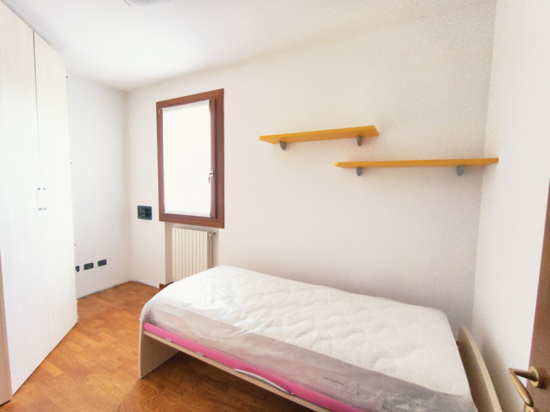 Vicinanza quartiere Pescarini, proponiamo all'interno di un residence ubicato in zona comoda ai s...