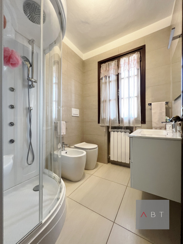 Casa singola parzialmente ristrutturata e composta di: ingresso, soggiorno, cucina, tre camere, d...