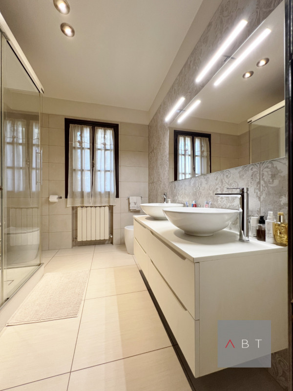 Casa singola parzialmente ristrutturata e composta di: ingresso, soggiorno, cucina, tre camere, d...